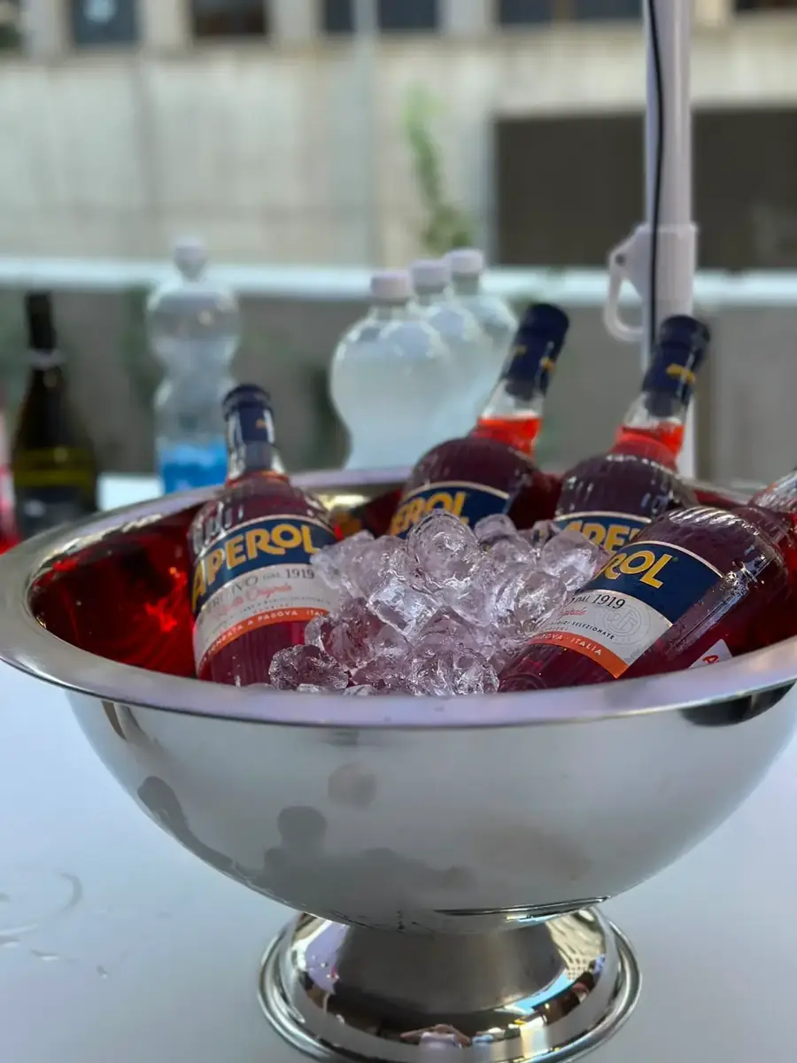 Aperol-Flaschen in einer Eisschale gekühlt