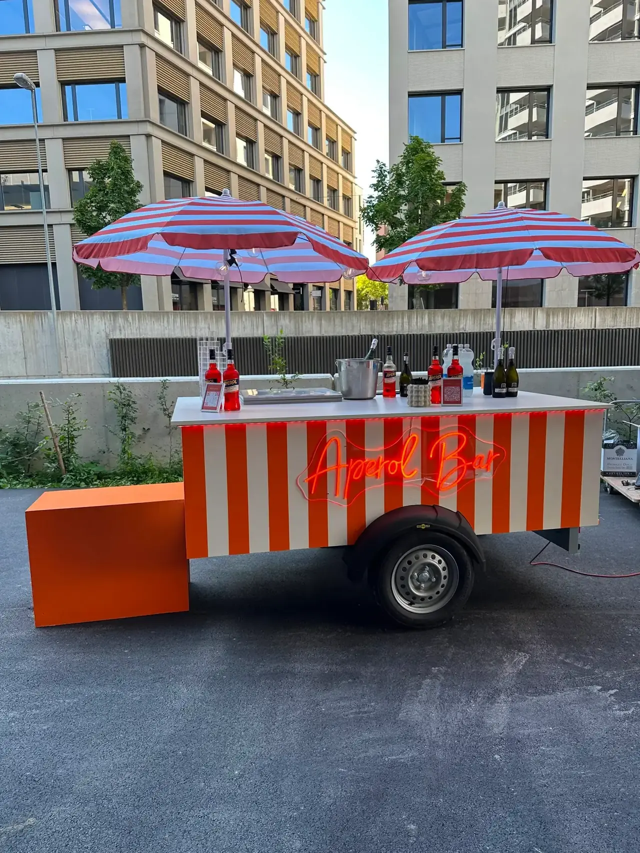 Delpuffo Bar bei Tageslicht mit beiden Sonnenschirmen