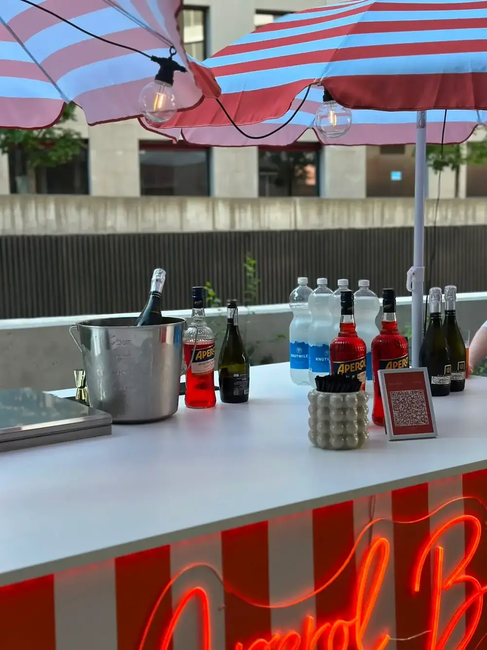 Bar-Aufbau mit Aperol- und Prosecco-Flaschen