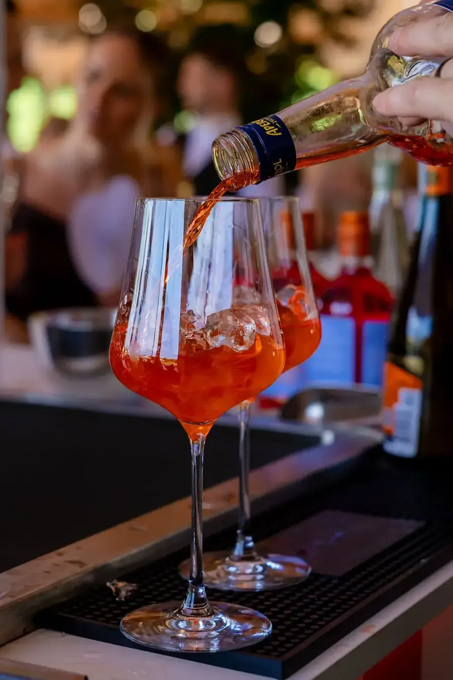 Aperol Spritz wird eingeschenkt
